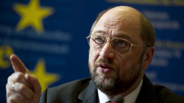 Martin Schulz gestikuliert vor einem Hintergrund mit EU-Sternen.