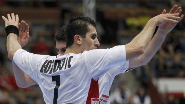 Austria&#039;s Janko Bozovic and Markus Wagesreiter react during game against Iceland in their group B match at the Men&#039;s Handball World Championship in Linkoping January 18, 2011. REUTERS/Bob Strong (SWEDEN - Tags: SPORT HANDBALL)