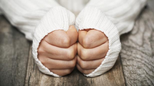 Permanent unterkühlte Hände können vielfältige Ursachen haben.
