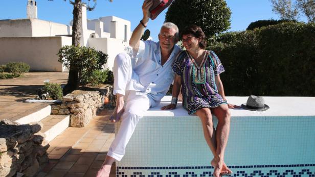 Heinz Marecek mit Frau Christine am Pool ihrer Finca auf Ibiza.