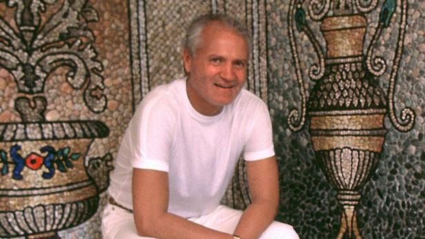 epa000233592 (FILES) An undate file picture of designer Gianni Versace seated on top of one of his designed chairs, at his home in Miami&#039;s South Beach two months before his muder on the front steps of his waterfront mansion. Today, 15 July 2004, marks the seventh anniversary of his death. EPA/JOHN WATSON RILEY MANDATORY CREDIT/MAGAZINES OUT/NO WEB. MANDATORY CREDIT/MAGAZINES OUT/NO WEB