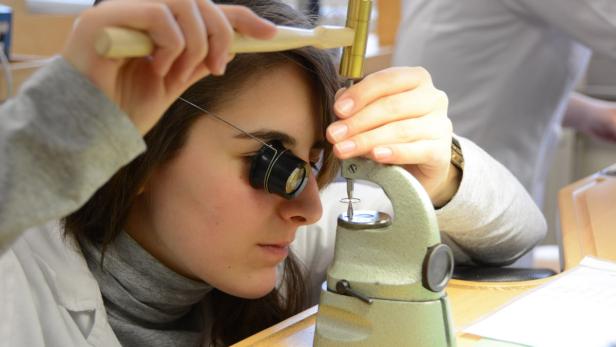 Schon während der Ausbildung haben Uhrmacher-Schüler ihren Job so gut wie sicher.