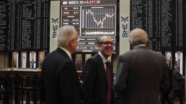 epa03519108 Traders chat at the Spanish Stock Market in Madrid, Spain, 28 December 2012. Spanish Stock Exchange index IBEX 35 has risen 0,21 percent reaching 8,297 points. EPA/EMILIO NARANJO