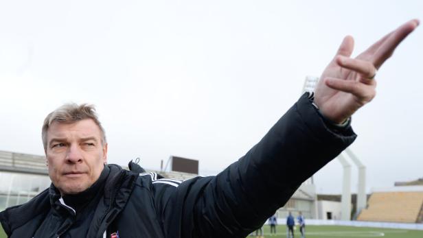 TRAINING DES FÄRÖER-TEAMS IN TORSHAVN: OLSEN