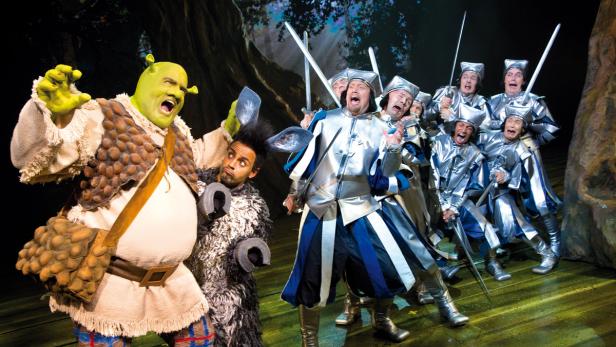 &quot;Shrek&quot; ist Showspektakel und Spaß für die ganze Familie – mit Andreas Lichtenberger als Shrek, Andreas Wolfram als Esel und Ensemble.