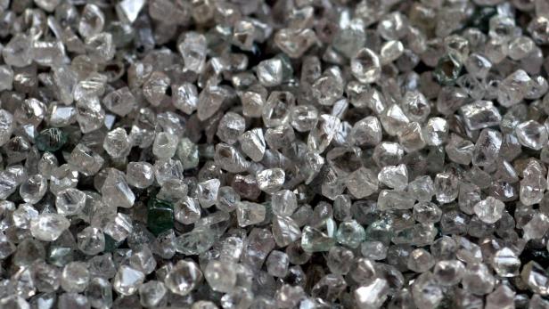 Eine Nahaufnahme von vielen rohen, ungeschliffenen Diamanten.