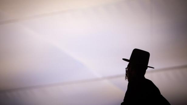 A man listens to a Rabbi&#039;s address at a gathering for Satmar Hasidic Jews in New York December 4, 2012. Thousands attended to celebrate the 68th anniversary of the rescue of their founder, Rabbi Joel Teitelbaum, from the clutches of the Nazis at the mass gathering. REUTERS/Andrew Kelly (UNITED STATES - Tags: SOCIETY RELIGION)