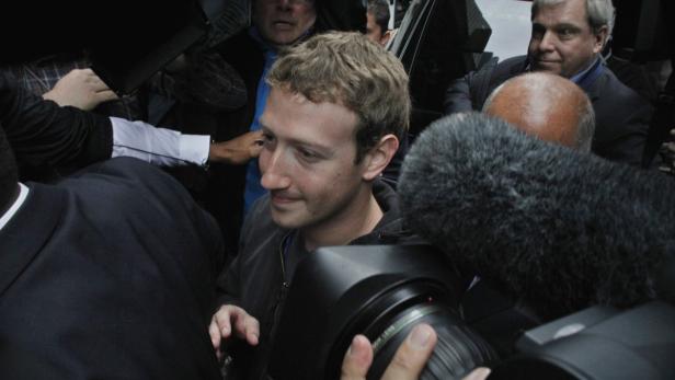 Mark Zuckerberg umringt von Kameras und Reportern.