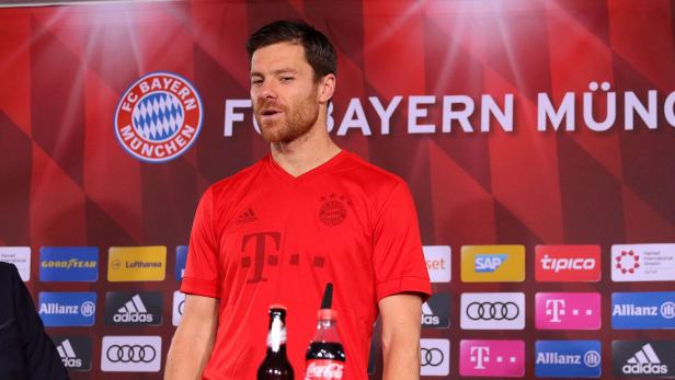 Xabi Alonso bei einer Pressekonferenz des FC Bayern München.