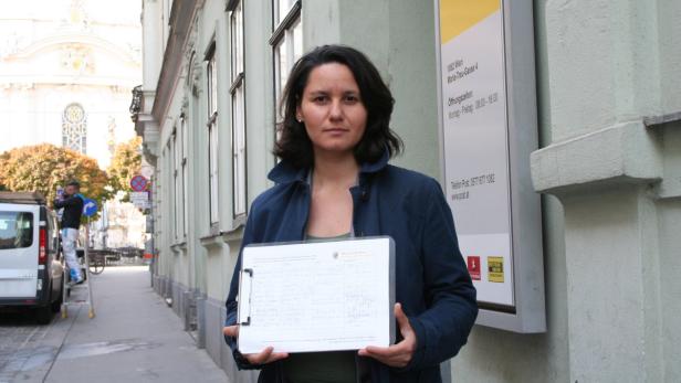Bezirkschefin Veronika Mickel-Göttfert (VP) sammelt Unterschriften gegen die Absiedlung des Postamts