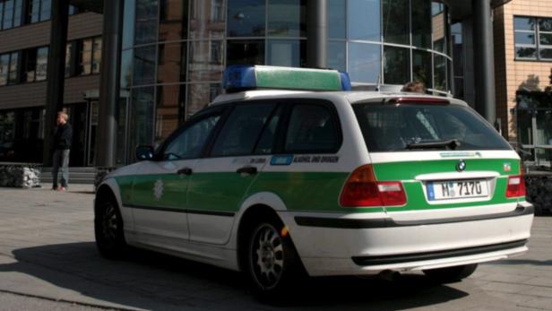 Der Pkw-Lenker wurde in Bayern von etlichen Polizeifahrzeugen und auch einem Hubschrauber verfolgt. (Symbolbild)