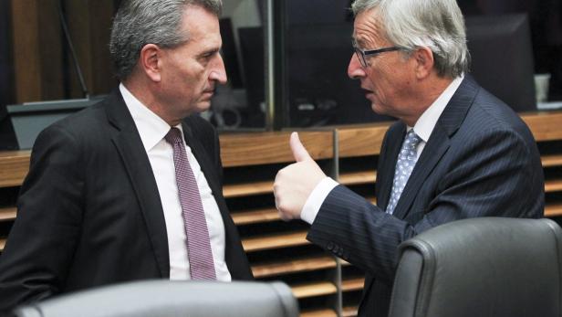 Zwei Männer in Anzügen unterhalten sich angeregt.