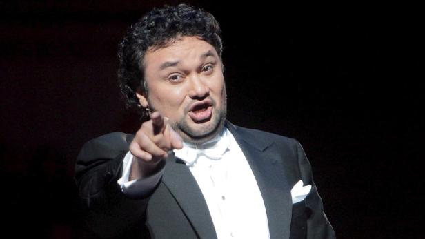 epa01640071 Mexican tenor Ramon Vargas performs during the dress rehearsal for the Opera Ball 2009 at the Vienna State Opera, 18 February 2009, in Vienna, Austria. The Opera Ball is to take place on 19 February. EPA/GEORG HOCHMUTH