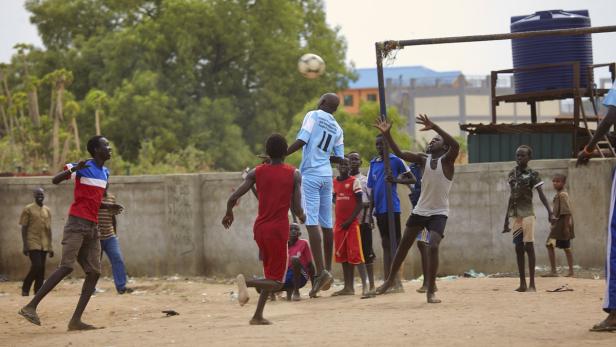 Schnell waren in Juba 72 junge Männer gefunden und ein Ball.