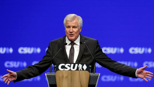 Horst Seehofer hält eine Rede vor einem blauen Hintergrund mit dem CSU-Logo.