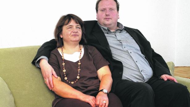 Dietmar Janoschek (43) und Elfriede Dallinger (48) müssen weiter auf ihr blindes Adoptivkind aus Bulgarien warten.