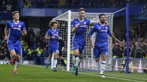 Jubelnde Fußballspieler des FC Chelsea nach einem Torerfolg.