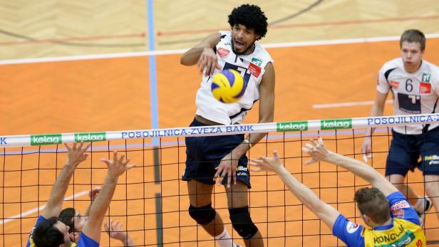 Ein Volleyballspieler schlägt den Ball über das Netz.