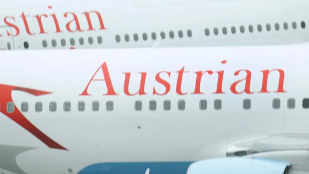 Zwei Flugzeuge der Austrian Airlines stehen nebeneinander.