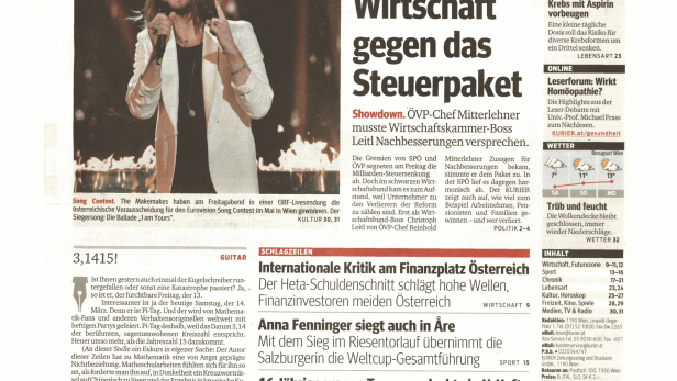 Ein Mann mit Hut singt in ein Mikrofon bei einem Auftritt der Band The Makemakes.