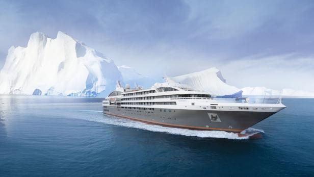 Ein Kreuzfahrtschiff fährt an riesigen Eisbergen vorbei.