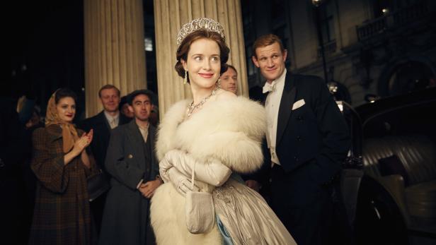 Die Queen (Claire Foy) mit Anhang: &quot;The Crown&quot;.