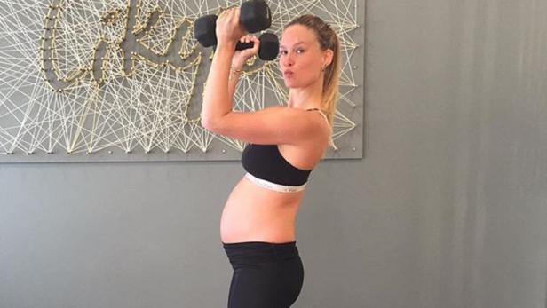 Model Bar im sechsten Monat schwanger