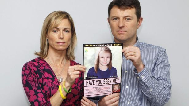 Kate and Gerry McCann mit einem Vermisstenbild ihrer Tochter.