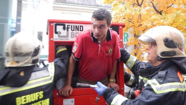 Mann kletterte in Fundbox, von Feuerwehr befreit