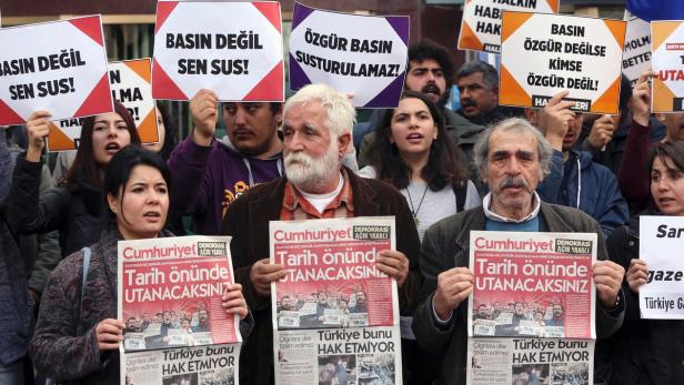 Türken demonstrieren gegen Erdogan und seine Regierung