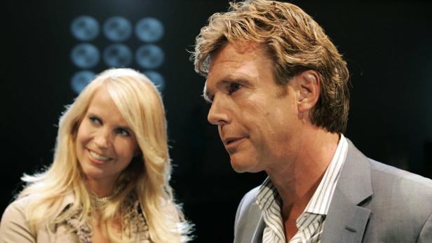 Er ist nicht besonders gesprächig und etwas scheu. Dass John De Mol seine Karriere nicht wegen Geld oder der Publicity gemacht hat, glauben ihm viele, die ihn persönlich kennen: „Geld ist mir egal. Ich kann auch nicht mehr als ein Steak am Tag essen und ein Auto fahren“, erklärt das Mediengenie.