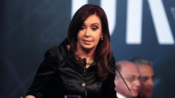 Argentine President Cristina Fernandez de Kirchner delivers a speech at the closing ceremony of the Union Industrial Argentina (UIA) annual meeting at Los Cardales village in Buenos Aires Province November 28, 2012. REUTERS/Enrique Marcarian (ARGENTINA - Tags: BUSINESS EMPLOYMENT POLITICS)
