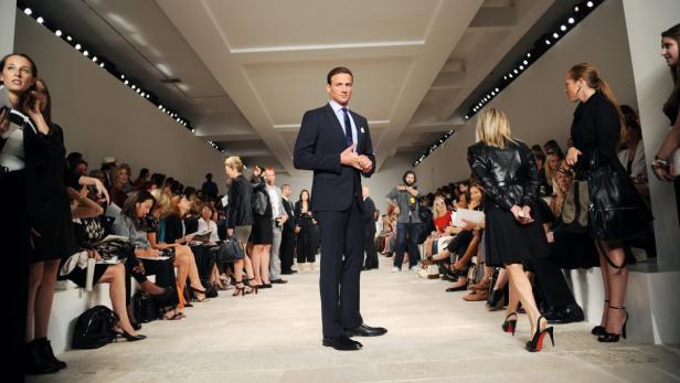 epa03472990 YEARENDER 2012 SEPTEMBER US Olympic Gold Medal swimmer Ryan Lochte arrives at the Ralph Lauren show during the Mercedes-Benz Spring Fashion Week in New York, New York, USA, 13 September 2012. Spring 2013 collections were presented at the New York Fashion Week from 06 to 13 September. EPA/PETER FOLEY