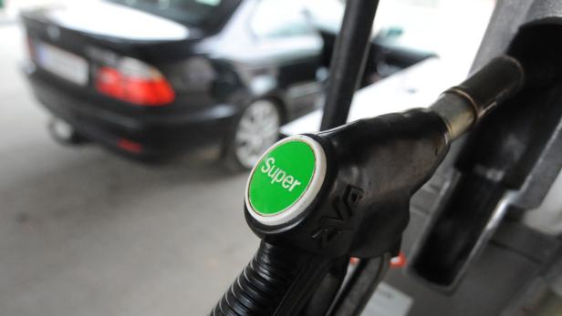 Eine Zapfpistole für Superbenzin an einer Tankstelle.