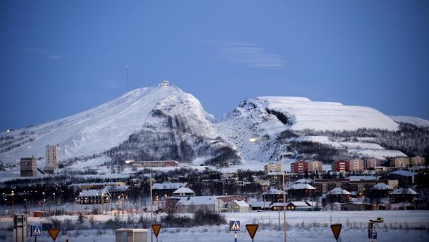 Kiruna in Lappland ist für das größte Eisenerz-Bergwerk der Welt bekannt. Das Erz der beiden Hausberge (im Bild der Luossavaara) wurde früher im Tagebau abgebaut – das hat Schneisen in die Berge geschlagen.