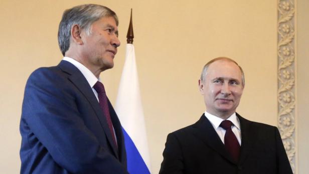 Wladimir Putin trifft sich mit dem kirgisischen Präsidenten Sadyr Dschaparow.