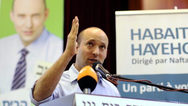 epa03526545 Naftali Bennett, leader of the Israeli religious Zionist Habayit Hayehudi party, speaks during an event with the French-speaking Jewish community, in Jerusalem, 06 January 2013. Recent media reports state that the ultra-nationalist Jewish Home party of high-tech millionaire Naftali Bennett is gaining popularity support from Prime Minister Netanyahu&#039;s Likud-Israel Beiteinu list, although it still enjoys a strong lead in opinion polls ahead of the 22 January elections. EPA/ABIR SULTAN