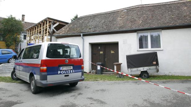 APA10532252-2 - 06122012 - DIETMANNSDORF - ÖSTERREICH: ZU APA 112 CI - Ein Polizeiwagen parkt am 02. Juli 2011 vor dem Haus in Dietmannsdorf (Niederösterreich), in dem in einem Erdkeller Knochenteile der vermissten Julia Kührer gefunden wurden (ARCHIVBILD). Nach Angaben des Bundeskriminalamts ist der bereits 2011 Verdächtigte neuerlich festgenommen worden. Die Ermittlungen ergaben, dass eine Verbindung zwischen dem 51-Jährigen und dem Opfer bestanden haben muss. An einem verkohlten Deckenfragment, das sich bei der Leiche der fünf Jahre vermissten 16-Jährigen befand, wurde die DNA des Beschuldigten gesichert. APA-FOTO: GEORG HOCHMUTH