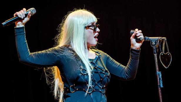 Debbie Harry von Blondie tritt auf der Bühne auf.