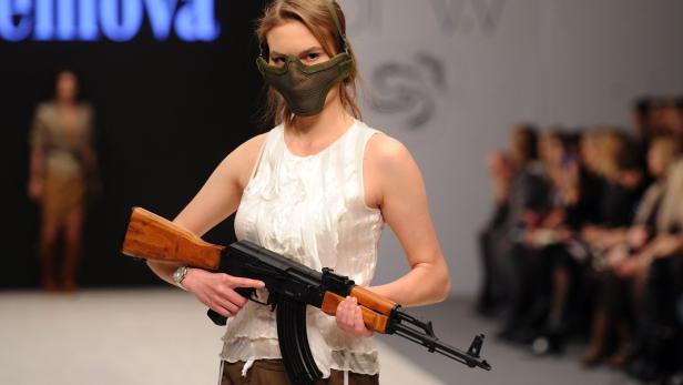 Tatiana Efremova hat scheinbar eine Vorliebe für Waffen