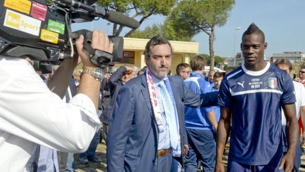 Im Fokus: Mario Balotelli wird gern von Kameraleuten ins Auge gefasst.