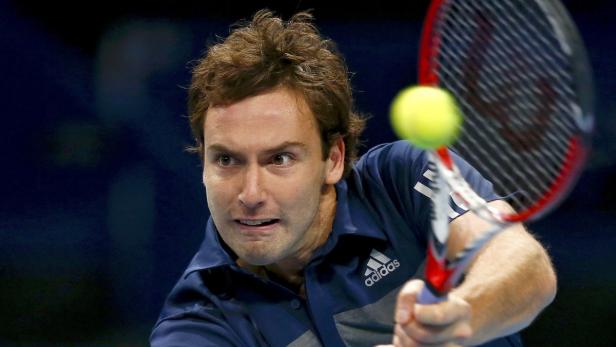 Ein Tennisspieler schlägt einen Ball mit seinem Schläger.