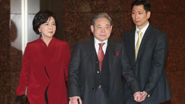 epa03491284 Samsung group chairman Lee Kun-hee (C), along with his wife Hong Ra-hee, enters a ceremony to mark the 25th anniversary of his inauguration as chairman of the nation&#039;s largest business group at the Hoam Art Hall in Seoul, South Korea, 30 November 2012. Under Lee&#039;s leadership, the nation&#039;s largest business group expanded its annual sales to 383 trillion won (around 354 billion US dollars) in 2012 from less than 10 trillion won (around 92 billion US dollars) 25 years earlier. EPA/YONHAP SOUTH KOREA OUT