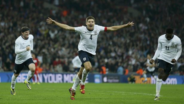 Erst ein spätes Tor von Kapitän Steven Gerrard ließ die Engländer so richtig aufatmen. Nach dem 2:0 kurz vor Schluss war allen klar, dass die &quot;Three Lions&quot; Polen besiegen und bei der WM im kommenden Jahr dabei sein werden.