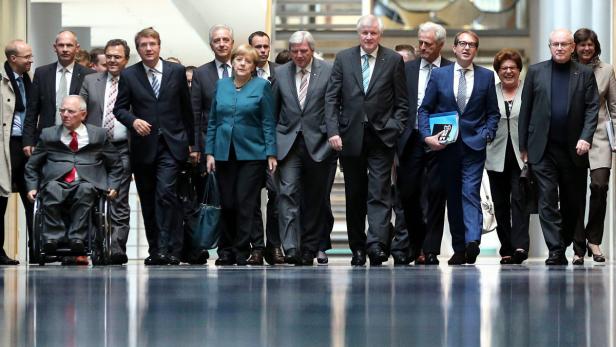 Gehen als überragende Wahlsieger zuversichtlich, aber nicht überheblich in die „letzte“ Sondierung mit der SPD: Kanzlerin Merkel und die Verhandlungsführer von CDU und CSU
