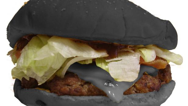 Ein Hamburger mit einem schwarzen Brötchen, Salat und Käse.