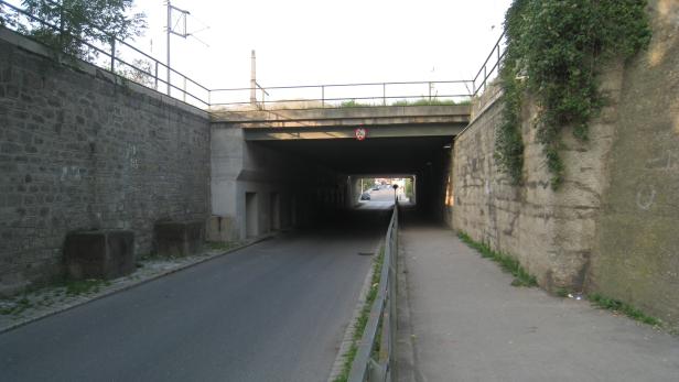 Weiterer Titelaspirant: Die Winkeläckerstraße unter der Nordwestbahn in Wien-Floridsdorf