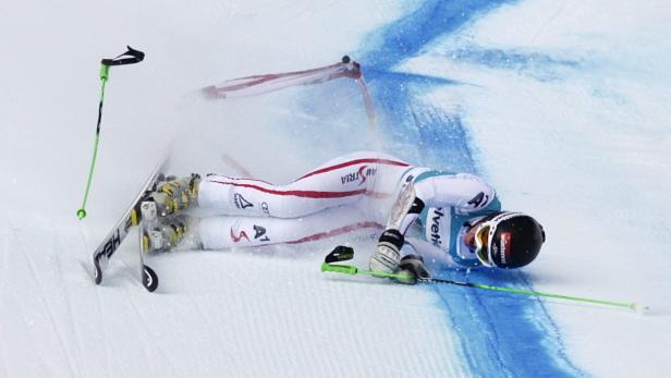 epa03502450 Elisabeth Goergl of Austria drops out the course during the first run of the Women&#039;s Giant Slalom race at the Alpine Skiing World Cup in St. Moritz, Switzerland, 09 December 2012. EPA/ARNO BALZARINI