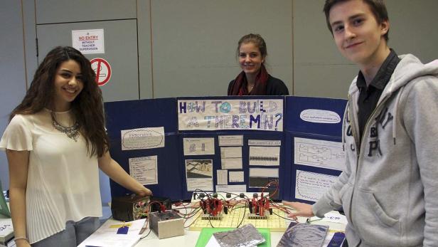 Drei Jugendliche präsentieren ein Projekt zum Bau eines Theremins.