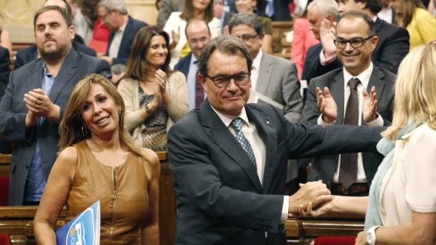 Der katalanische Regierungschef Artur Mas feiert nach der erfolgreichen Abstimmung.